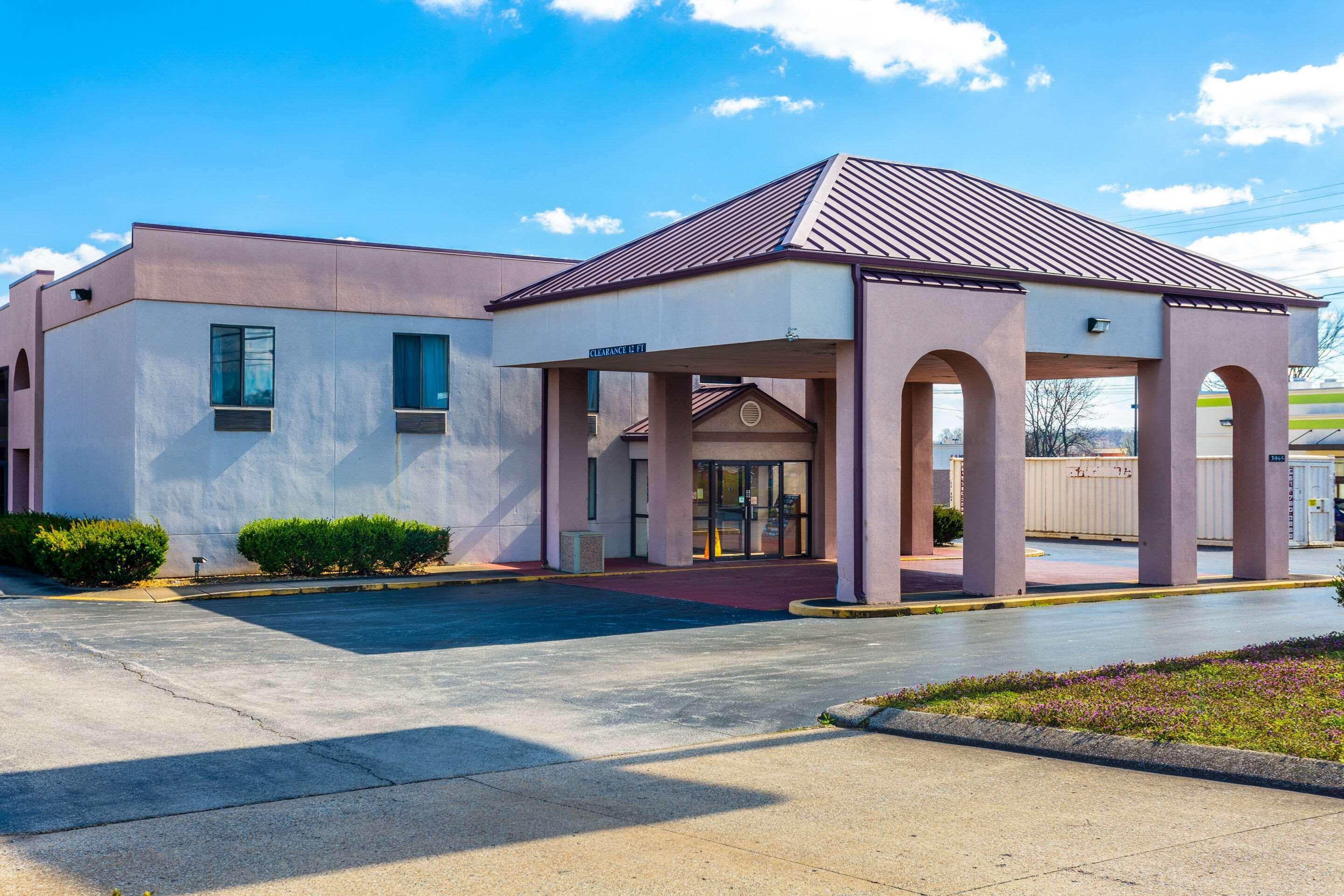 Econo Lodge & Suites Clarksville Exterior photo