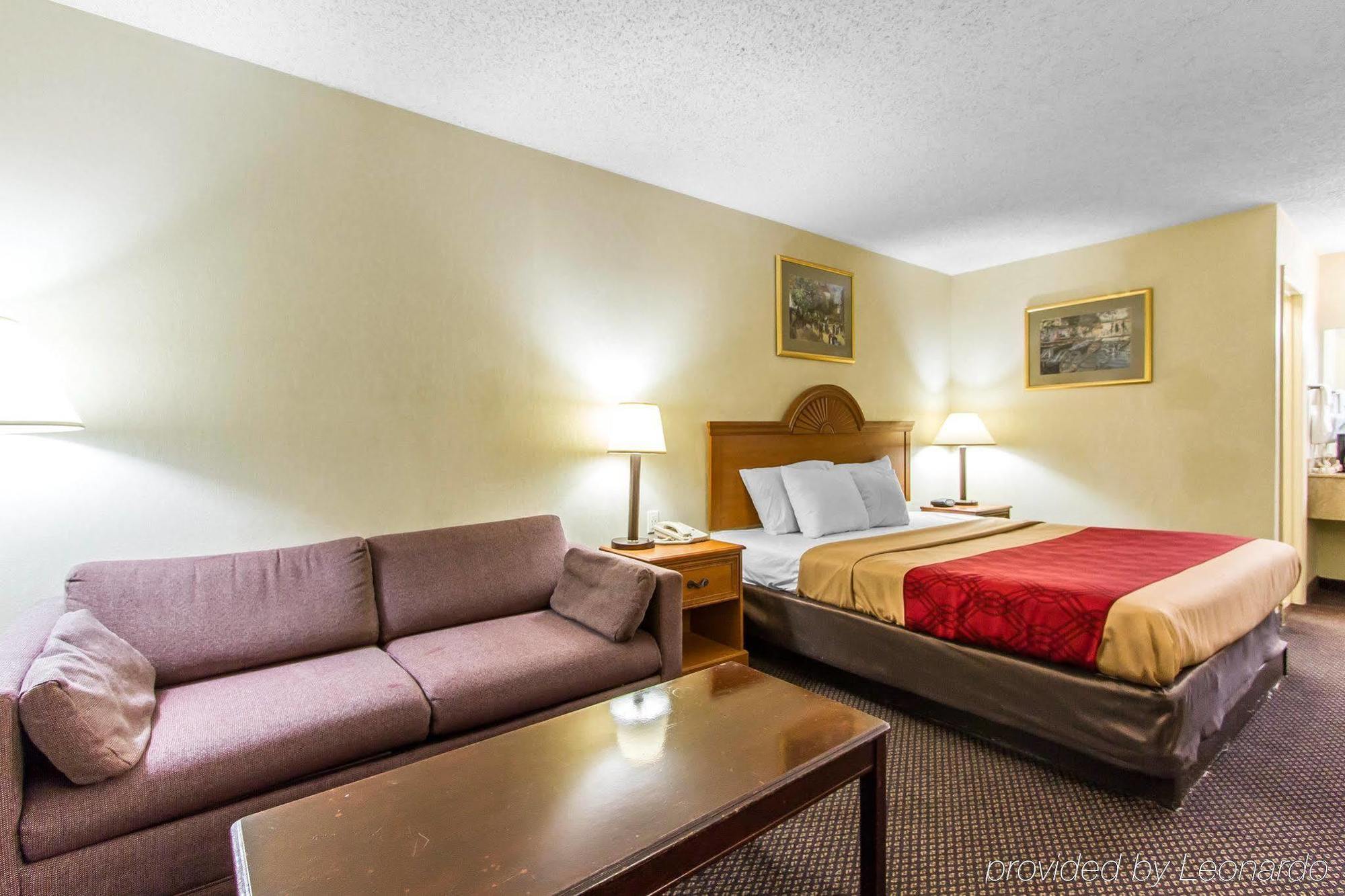 Econo Lodge & Suites Clarksville Exterior photo